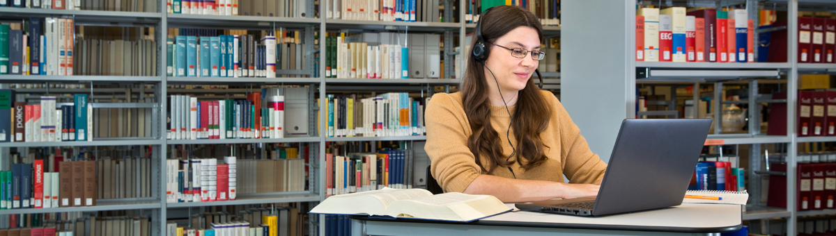 Angebote für StudienanfängerInnen Nutzerin mit Laptop in der UB