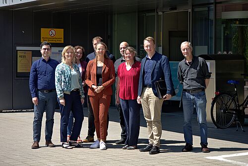 Gruppenfoto mit der Wissenschaftministerin Bettina Martin, Herrn Kode und Experten aus der Bibliothek