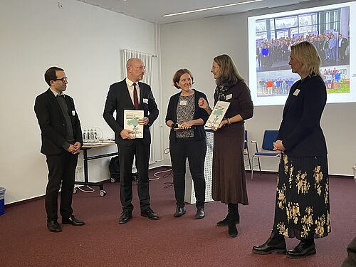 Am 08. November 2024 wurde das Konzeptpapier für eine Landesinitiative Forschungsdatenmanagement in Greifswald überreicht (v.l.n.r.: Leitender Bibliotheksdirektor der Universitätsbibliothek Greifswald Christian Winterhalter; Christian Pegel, Minister für Inneres, Bau und Digitalisierung Mecklenburg-Vorpommern; Prof. Dr. Dagmar Waltemath, Projektleitung Datenkompass M-V an der Universitätsmedizin Greifswald; Bettina Martin, Ministerin für Wissenschaft, Kultur, Bundes- und Europaangelegenheiten Mecklenburg-Vorpommern sowie Antje Theise, Leitende Bibliotheksdirektorin der Universitätsbibliothek Rostock (Foto: Dzaneta Kaunaite/Universität Greifswald).