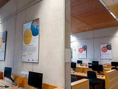 Blick in die Posterausstellung in der Campusbibliothek Südstadt 