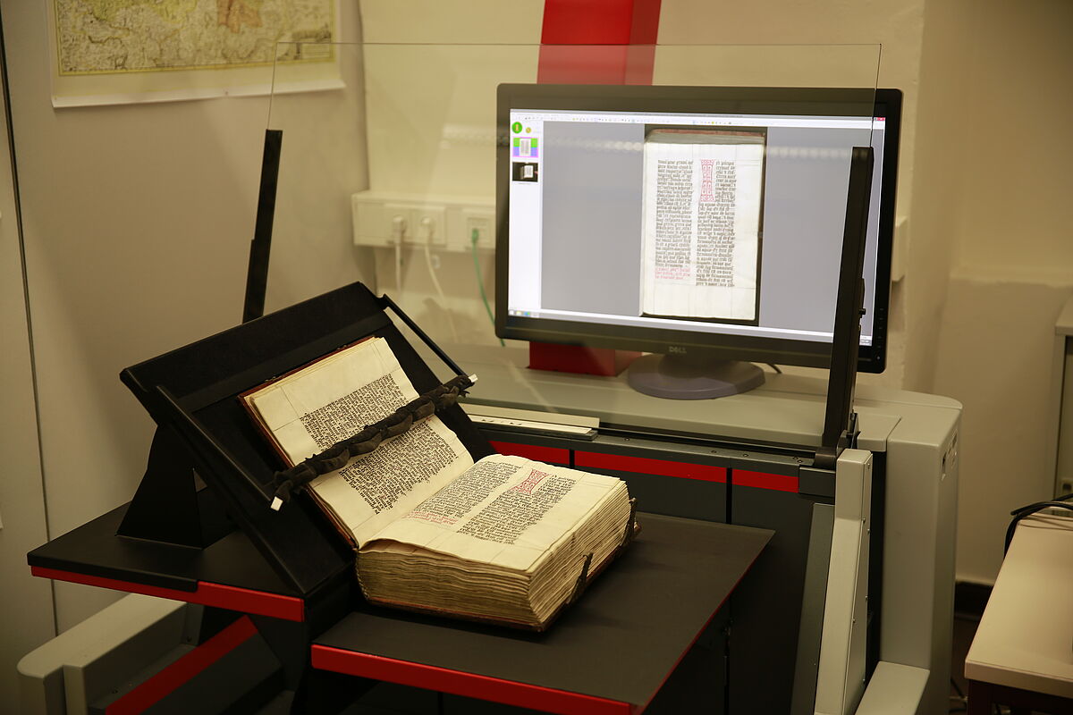 Digitalisierung eines historischen Buchs in der Digitalisierungswerkstatt
