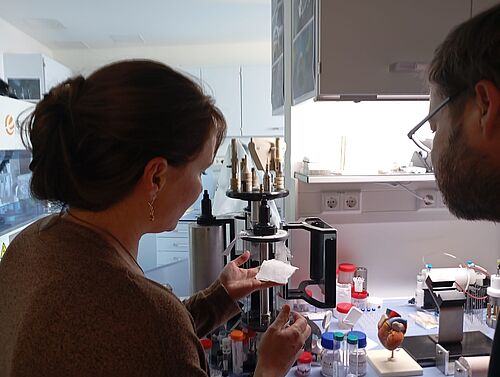 Dr. Sabine Illner zeigt im Labor gefertigte Nanofaser-Vliese 