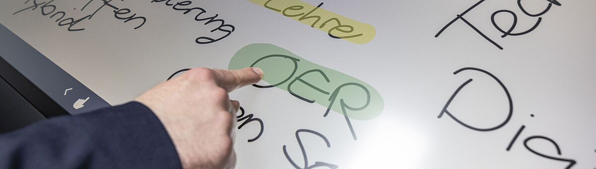 Bild von einem Touchscreen mit Textinhalten